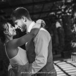 Baiser entre amoureux à la roseraie du parc de la tête d'or