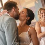 Baiser couple mariés