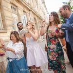 Invités attendant sortie de mairie