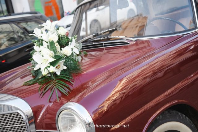 voiture de collection & bouquet de mariage